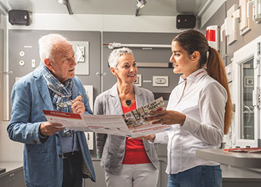 Beratungsstelle für Einbruchschutz finden Älteres Ehepaar lässt sich über Einbruchschutzmaßnahmen beraten.